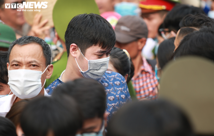 Ảnh: Trẻ em mệt nhoài, người lớn nghẹt thở chen chân tại lễ hội Đền Hùng - 4