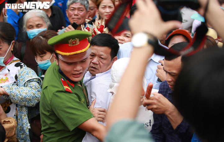 Ảnh: Trẻ em mệt nhoài, người lớn nghẹt thở chen chân tại lễ hội Đền Hùng - 5