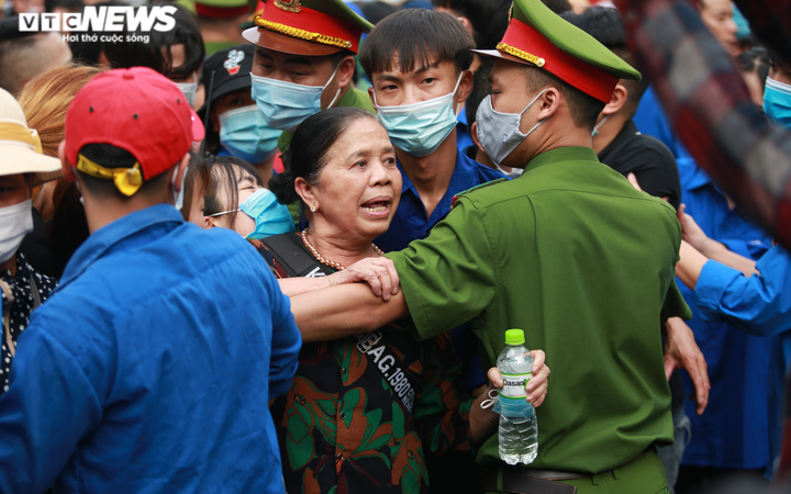 Ảnh: Trẻ em mệt nhoài, người lớn nghẹt thở chen chân tại lễ hội Đền Hùng - 12
