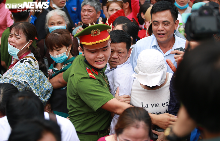 Ảnh: Trẻ em mệt nhoài, người lớn nghẹt thở chen chân tại lễ hội Đền Hùng - 11