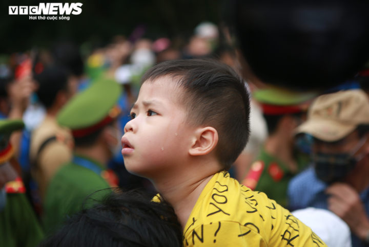 Ảnh: Trẻ em mệt nhoài, người lớn nghẹt thở chen chân tại lễ hội Đền Hùng - 7