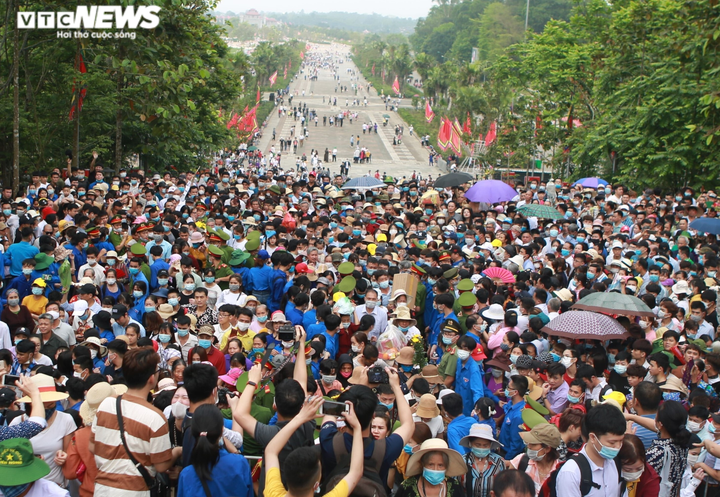 Ảnh: Trẻ em mệt nhoài, người lớn nghẹt thở chen chân tại lễ hội Đền Hùng - 3