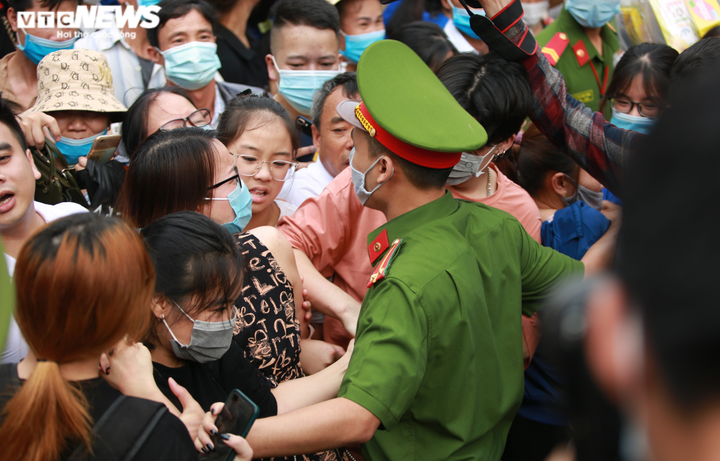 Ảnh: Trẻ em mệt nhoài, người lớn nghẹt thở chen chân tại lễ hội Đền Hùng - 6