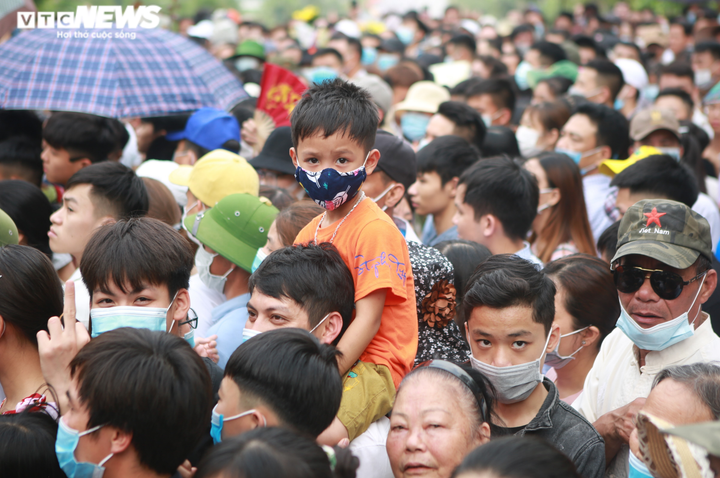 Ảnh: Trẻ em mệt nhoài, người lớn nghẹt thở chen chân tại lễ hội Đền Hùng - 9