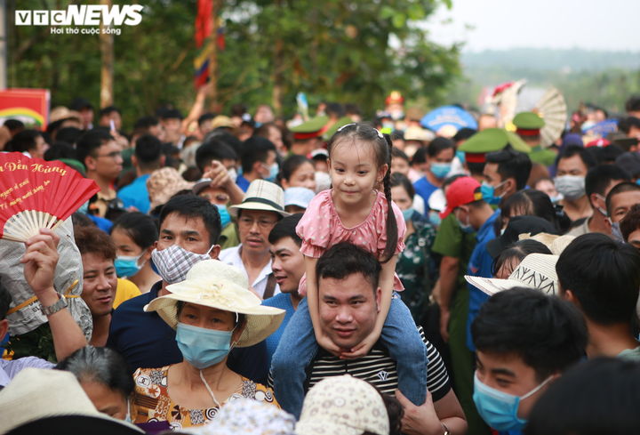 Ảnh: Trẻ em mệt nhoài, người lớn nghẹt thở chen chân tại lễ hội Đền Hùng - 8