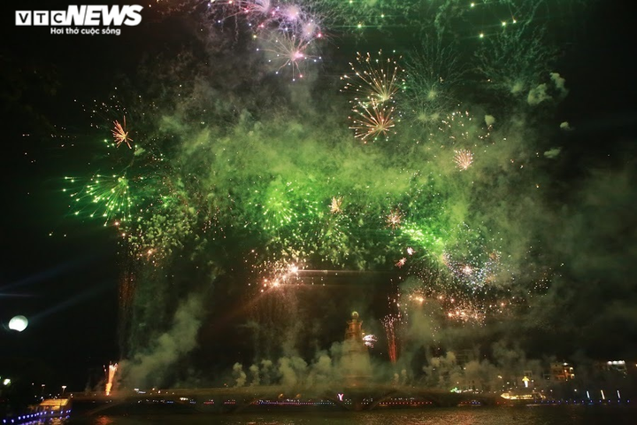 Ảnh: Pháo hoa tầm cao lung linh trên bầu trời Phú Thọ mừng ngày Giỗ Tổ - 8