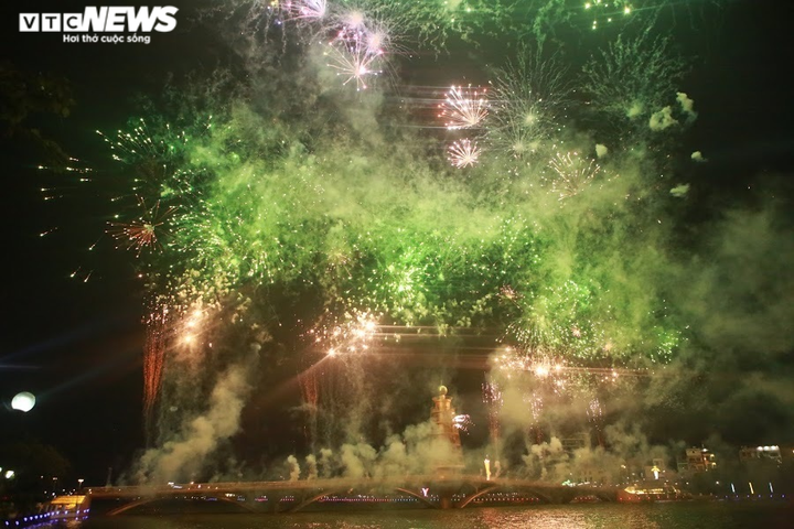 Ảnh: Pháo hoa tầm cao lung linh trên bầu trời Phú Thọ mừng ngày Giỗ Tổ - 12