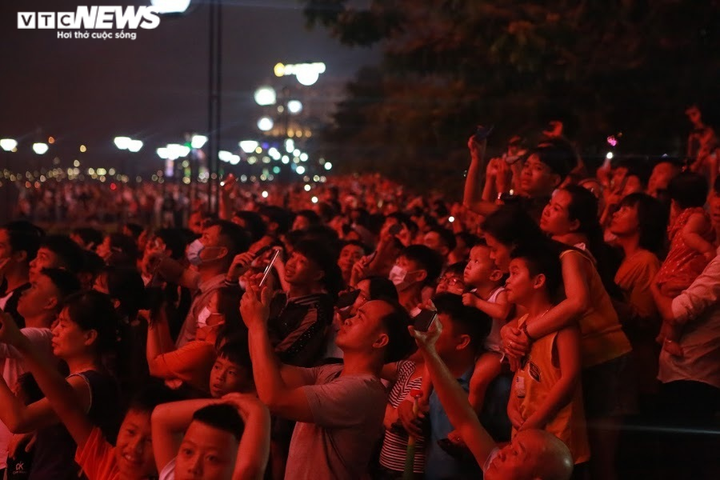 Ảnh: Pháo hoa tầm cao lung linh trên bầu trời Phú Thọ mừng ngày Giỗ Tổ - 4