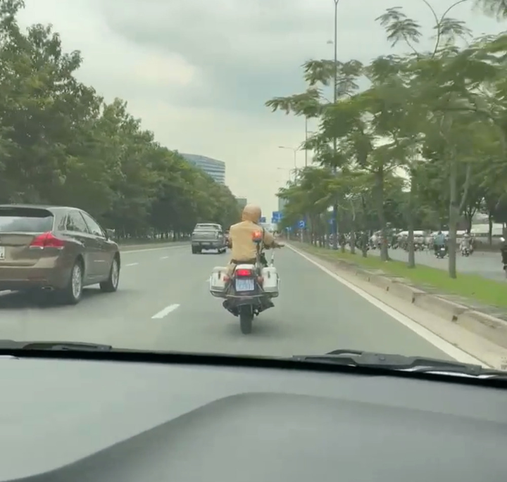 Clip CSGT TP.HCM lái xe đặc chủng ‘mở đường’ giúp thai phụ vỡ ối đến bệnh viện - 1