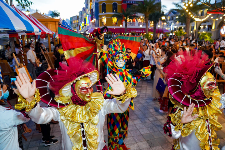 Du khách khắp Phú Quốc đổ về siêu quần thể hàng đầu Châu Á ngày khai trương - 1