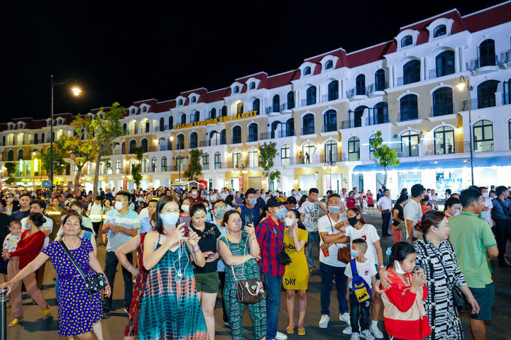 Du khách khắp Phú Quốc đổ về siêu quần thể hàng đầu Châu Á ngày khai trương - 10