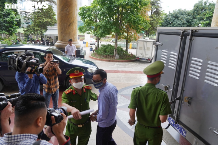 Ảnh: Cựu Bộ trưởng Công Thương Vũ Huy Hoàng được luật sư dìu tới toà - 7