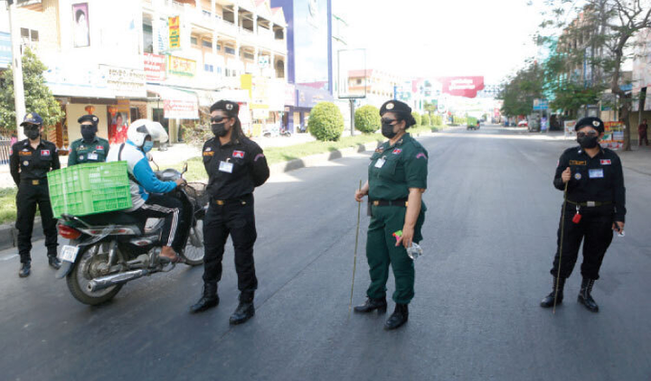 Campuchia phạt roi người vi phạm lệnh giới nghiêm - 1