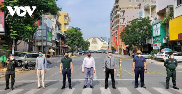 Campuchia dừng việc phạt roi người vi phạm lệnh phong tỏa - 1