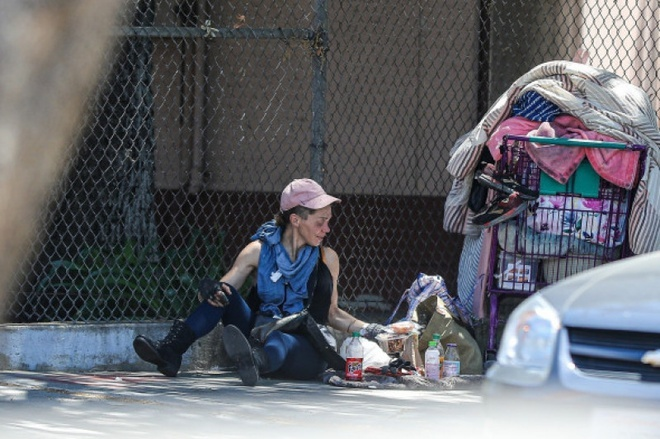 Bi kịch của nữ người mẫu phải lục thùng rác tìm thức ăn - 1