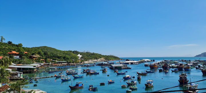 Nhiều điểm du lịch biển hút khách vào mùa hè - 2