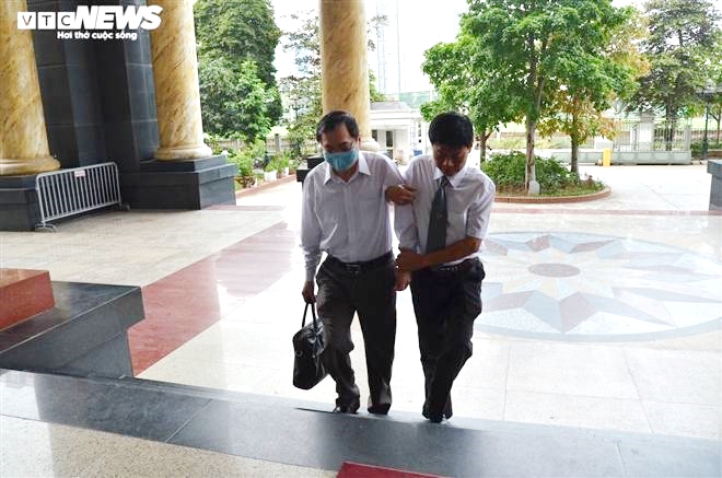 Ảnh: Cựu Bộ trưởng Công Thương Vũ Huy Hoàng được luật sư dìu tới toà - 2