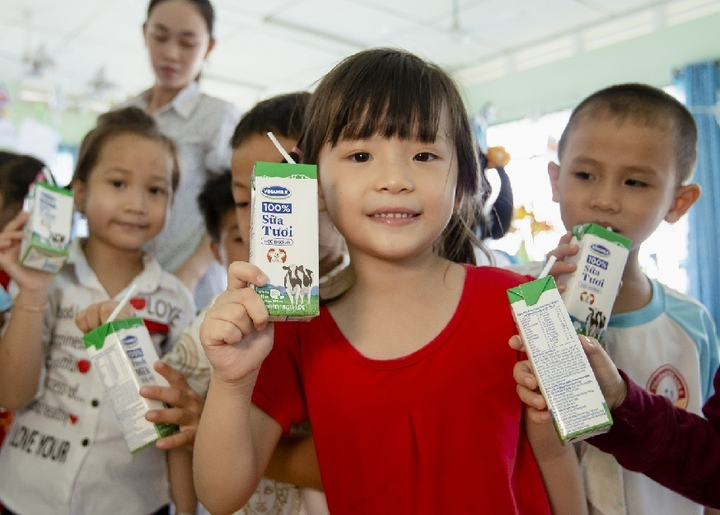 Học sinh mẫu giáo, tiểu học ở TP.HCM tiếp tục được uống sữa cả tuần tại trường - 1