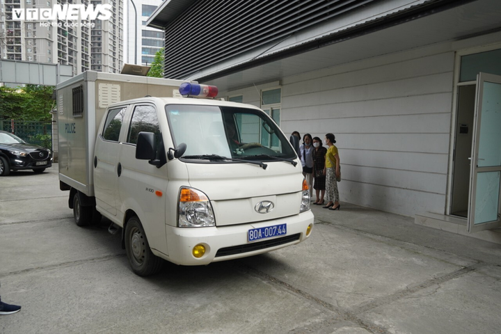 Ảnh: Cựu Bộ trưởng Công Thương Vũ Huy Hoàng được luật sư dìu tới toà - 1