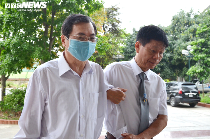 Ảnh: Cựu Bộ trưởng Công Thương Vũ Huy Hoàng được luật sư dìu tới toà - 4