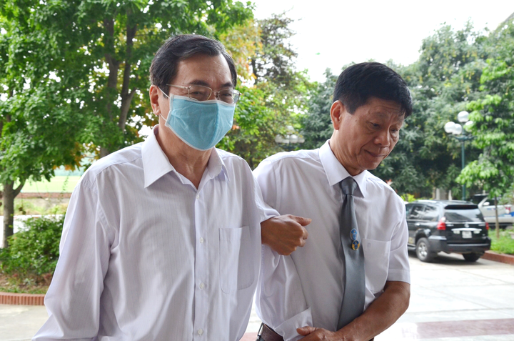 Cựu Bộ trưởng Vũ Huy Hoàng xin được dùng thuốc, có nhân viên y tế hỗ trợ tại tòa - 1