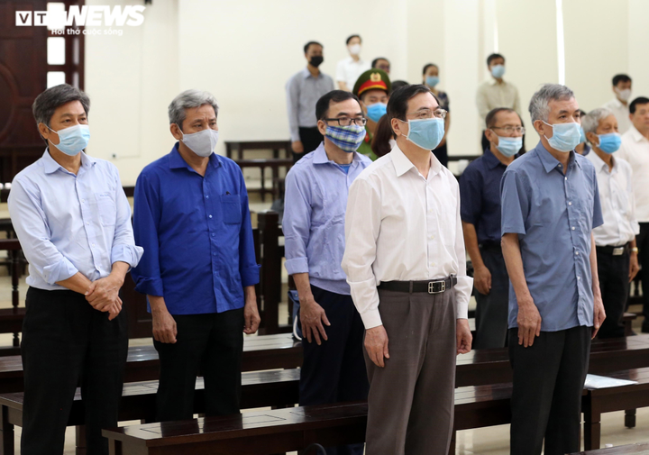 Cựu Bộ trưởng Vũ Huy Hoàng xin được dùng thuốc, có nhân viên y tế hỗ trợ tại tòa - 2