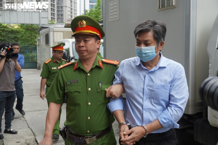 Ảnh: Cựu Bộ trưởng Công Thương Vũ Huy Hoàng được luật sư dìu tới toà - 8