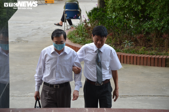 Ảnh: Cựu Bộ trưởng Công Thương Vũ Huy Hoàng được luật sư dìu tới toà - 3