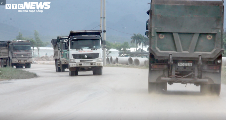 Ảnh: Xe cơi nới thành thùng tung hoành khắp các tuyến phố ở Quảng Ninh - 1