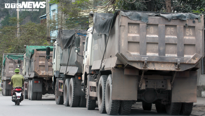 Ảnh: Xe cơi nới thành thùng tung hoành khắp các tuyến phố ở Quảng Ninh - 10