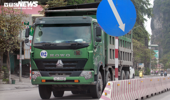 Ảnh: Xe cơi nới thành thùng tung hoành khắp các tuyến phố ở Quảng Ninh - 11