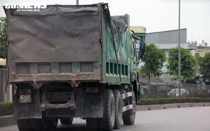Ảnh: Xe cơi nới thành thùng tung hoành khắp các tuyến phố ở Quảng Ninh - 12