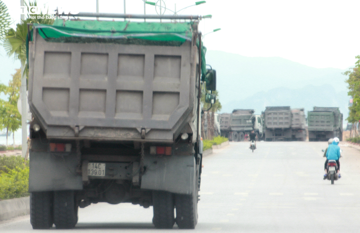 Ảnh: Xe cơi nới thành thùng tung hoành khắp các tuyến phố ở Quảng Ninh - 16