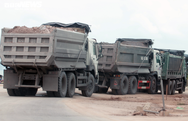 Ảnh: Xe cơi nới thành thùng tung hoành khắp các tuyến phố ở Quảng Ninh - 17