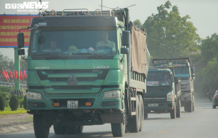 Ảnh: Xe cơi nới thành thùng tung hoành khắp các tuyến phố ở Quảng Ninh - 18