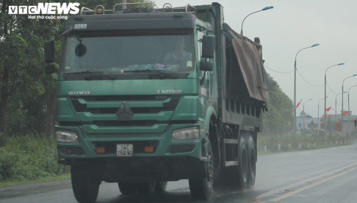 Ảnh: Xe cơi nới thành thùng tung hoành khắp các tuyến phố ở Quảng Ninh - 19