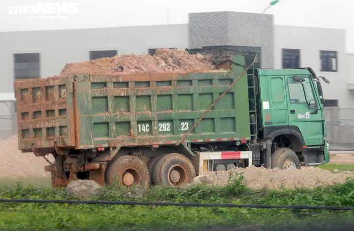 Ảnh: Xe cơi nới thành thùng tung hoành khắp các tuyến phố ở Quảng Ninh - 3