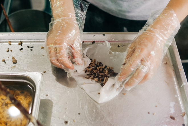 Cuối tuần 'đi trốn', ghé tiệm bánh cuốn nức tiếng 75 năm gia truyền ở Hải Phòng - 7