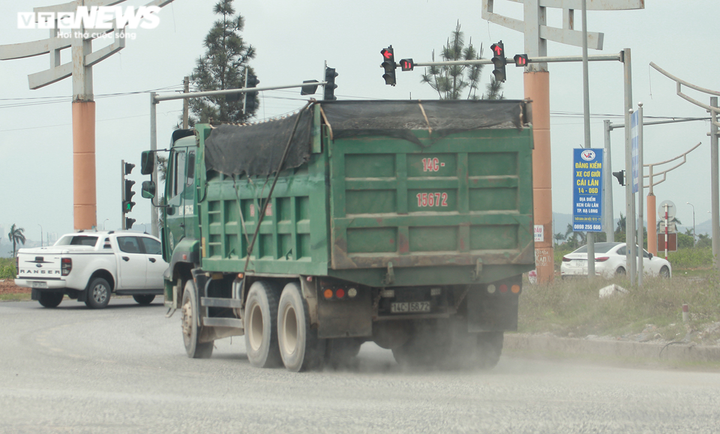 Ảnh: Xe cơi nới thành thùng tung hoành khắp các tuyến phố ở Quảng Ninh - 8