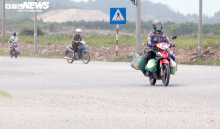 Ảnh: Xe cơi nới thành thùng tung hoành khắp các tuyến phố ở Quảng Ninh - 9