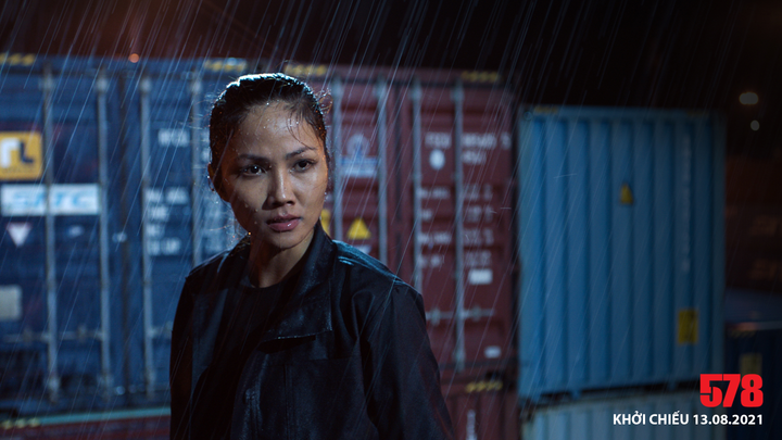 Hoa hậu H’Hen Niê bị võ sư đá văng 5m trên nóc container - 3