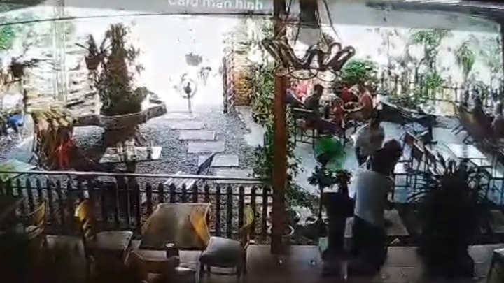 Công an triệu tập tên côn đồ đánh người ngất xỉu trong quán cà phê - 1