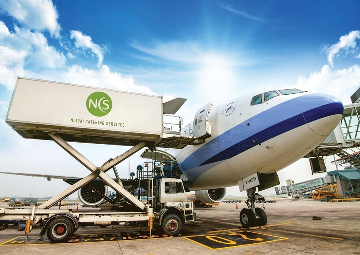 COVID-19 khiến doanh nghiệp bán suất ăn cho Vietnam Airlines lỗ nặng - 1