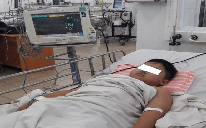 Kịp cứu bé trai bị ngộ độc, máu chuyển sang màu nâu - 1