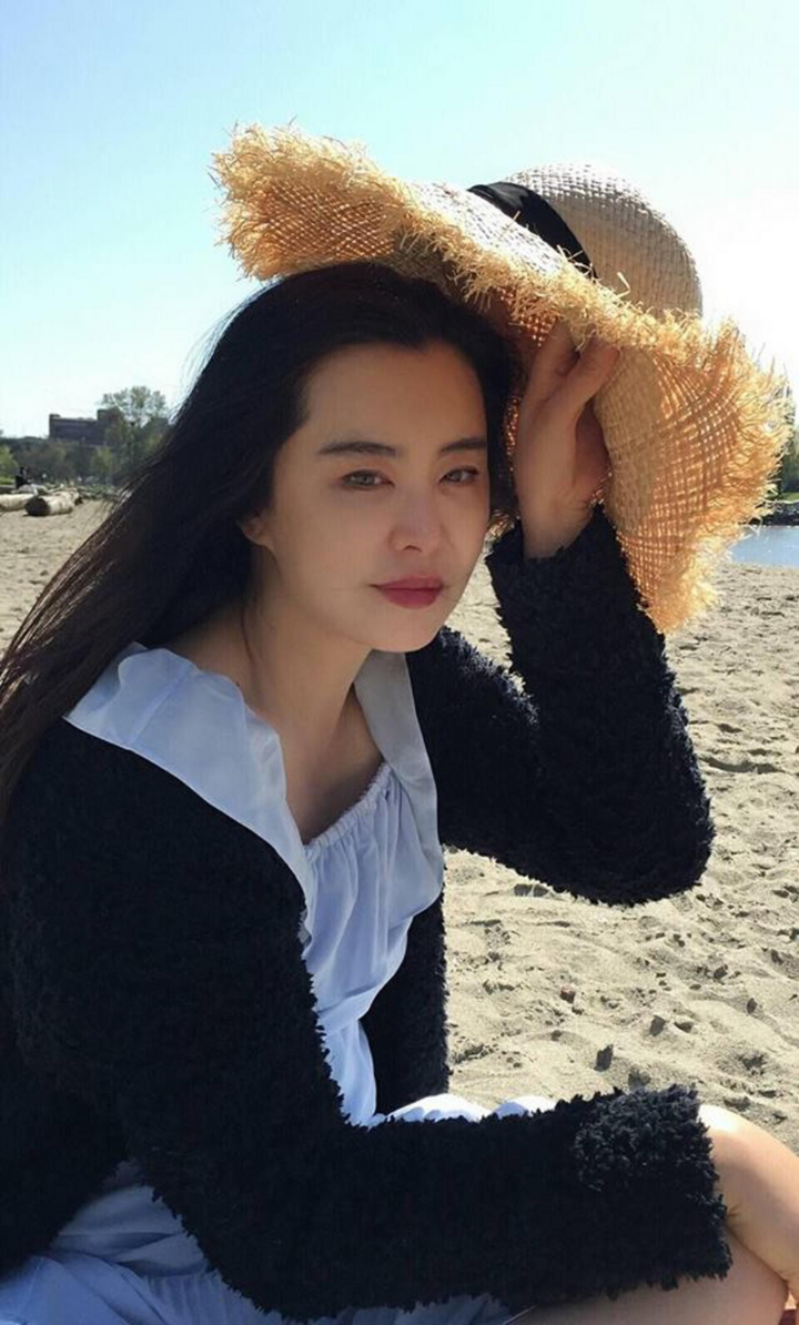 'Đệ nhất mỹ nhân' Vương Tổ Hiền gây sửng sốt với nhan sắc tuổi U60 - 6