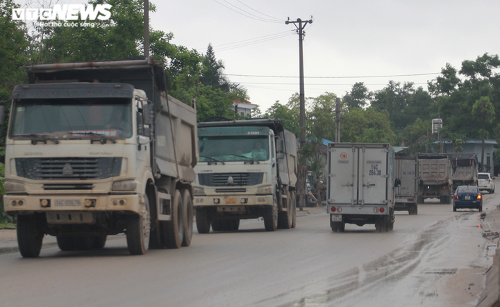 Ảnh: Xe cơi nới thành thùng tung hoành khắp các tuyến phố ở Quảng Ninh - 4