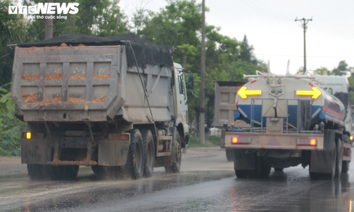 Ảnh: Xe cơi nới thành thùng tung hoành khắp các tuyến phố ở Quảng Ninh - 6