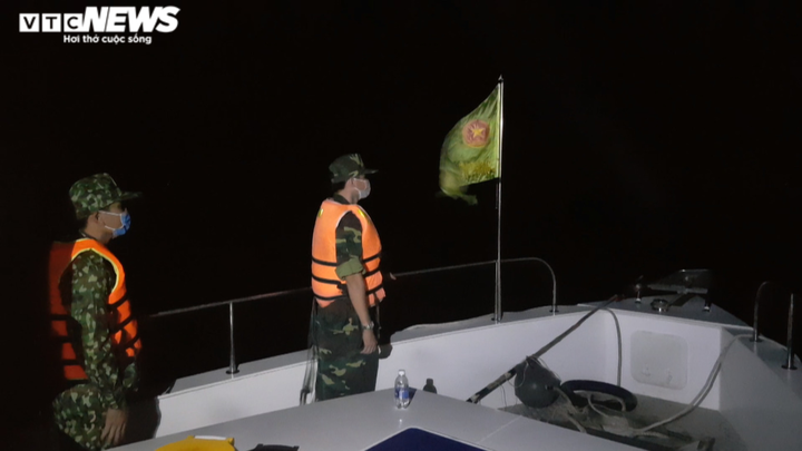 Ảnh: Bộ đội biên phòng, công an 'thâu đêm suốt sáng' siết chặt biên giới Tây Nam - 3