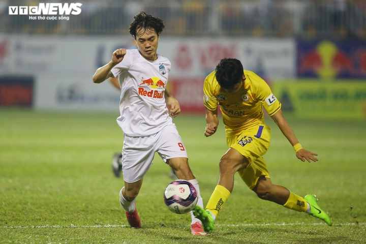 HAGL chật vật thắng đội hạng dưới: Kiatisak nhìn rõ nguy cơ - 2