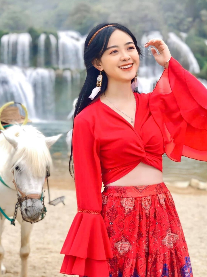 nữ sinh Nùng học giỏi ảnh 9 Ngắm nhan sắc nữ sinh dân tộc Nùng học giỏi, mơ ước làm MC - 9